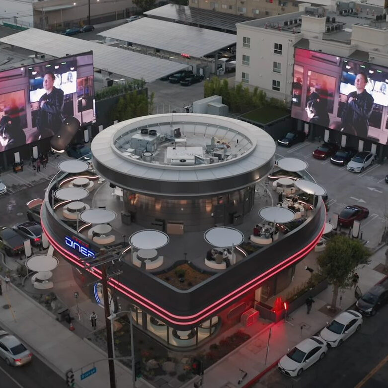 Le Superchargeur Tesla de demain : un diner rétro-futuriste qui révolutionne la recharge