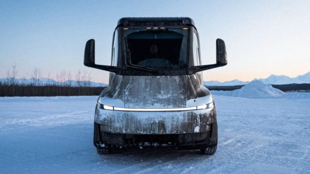 Tesla Semi : les tests dans la neige annoncent-ils une révolution du transport routier&nbsp;?